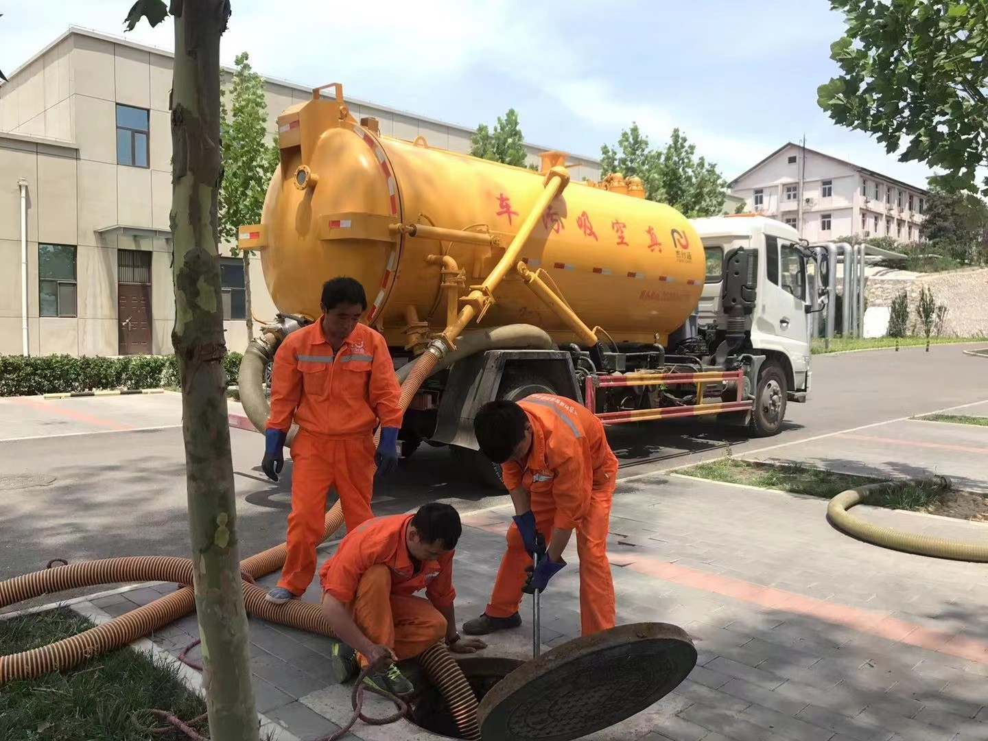 高县管道疏通车停在窨井附近