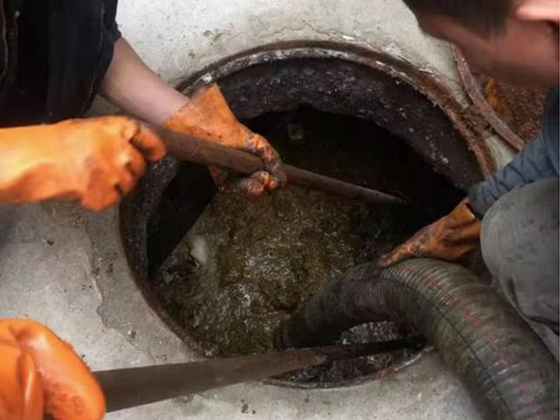 高县清理化粪池时如何避免沼气的危害?